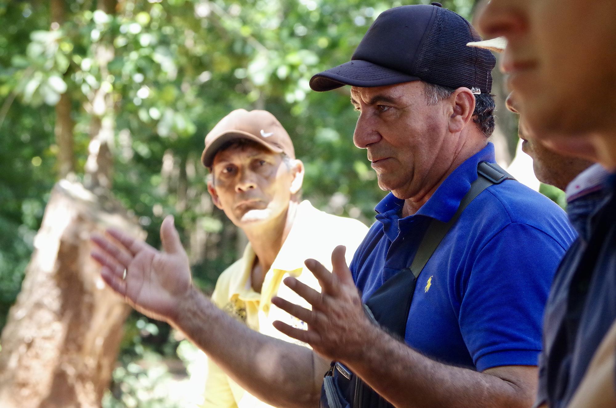 Campesinos en una asamblea en una pequeña aldea del norte de Paraguay.